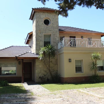 Venta , Alquiler Temporario. Casa  sobre el golf en  Golfers c.c
