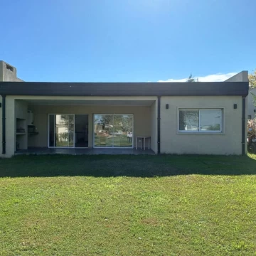 Casa de 4 ambientes en Venta ubicado en  Santa Elena, Pilar del Este
