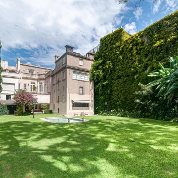 Imponente casa con el mejor jardín de Belgrano R