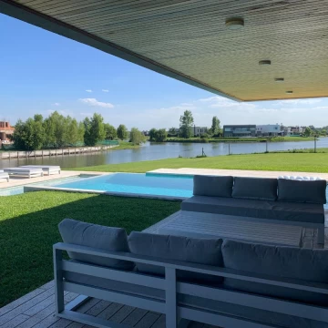 Casa de 6 ambientes con pileta y vista a la laguna en El Cantón Norte