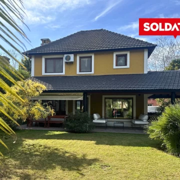 Casa en venta en exclusiva, 3 cuartos, dependencia. Piscina, jardin. Impecable