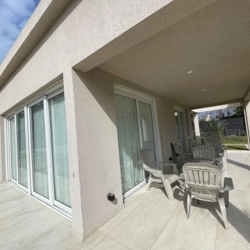 Saravi village, casa 3 dormitorios en suite, jardin, seguridad.