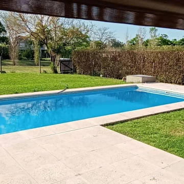 Casa en Venta en Barrio Santa Guadalupe con vista a fondo verde 