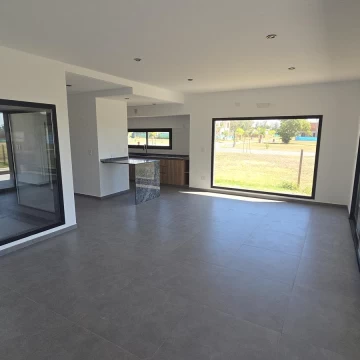 Casa 4 ambientes en Pilar del este Santa Sofia