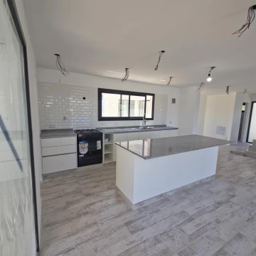 Casa 5 ambientes mas playroom a la laguna