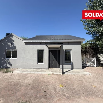 Casa en venta en Acacias Blancas - refaccionada - lote central