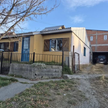 Casa En Esquina + Depto Interno - Bariloche
