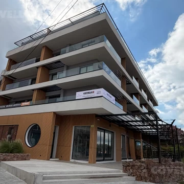 Departamento en venta en Carmelo tres dormitorios y cochera vista al rìo