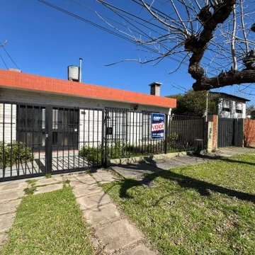Venta Casa 2 dormitorios Jardín   Barrio Santa Rita a metros  del Rio Granadero Baigorria