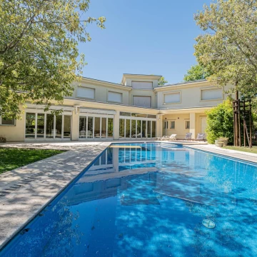 Venta Casa en Ayres de Pilar 8amb sobre doble lote con pileta