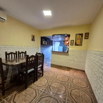 Casa al frente de 1 dormitorio y cochera Barrio Transporte 