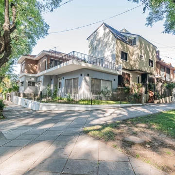 Casa en venta en Olivos con terraza propia