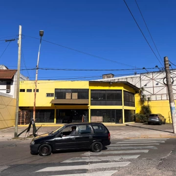 Local con deposito en inmejorable ubicación en Esquina.