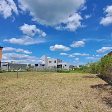 Venta Lote 301m2 Todos los servicios Lomadas de Capilla, Exaltacion de la Cruz