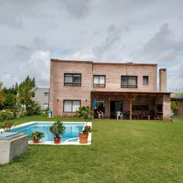 Casa a la laguna de 5 ambientes - APTA CREDITO