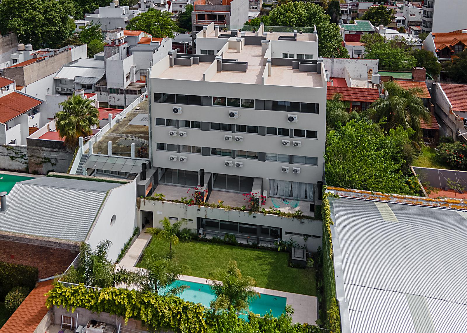 Vista en altura edificio y parque