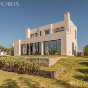 Casa Barrio Acacias - Puertos / Escobar