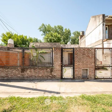 VENTA | PERMUTA - Casa de 2 dormitorios con cochera  y patio verde - Fisherton. APTO CRÉDITO.
