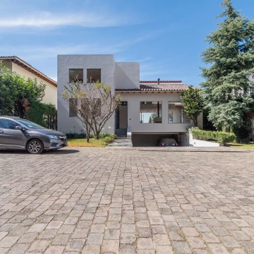 Casa Remodelada Parcialmente Amueblada en renta Club de Golf Los Encinos