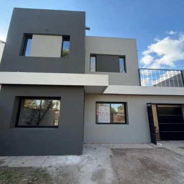 Casa en venta a nueva 3 dormitorios, cochera doble, parilla, patio y pileta, garita 8 Funes