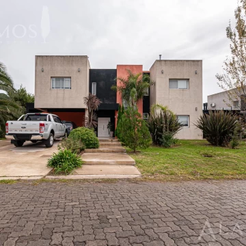 VENTA CASA DE 5 AMBIENTES EN BARRIO LOS TALAS CANNING