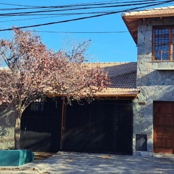 VENTA DE CASA DE 4 DORMITORIOS CON PILETA CLIMATIZADA - APTO CRÉDITO