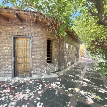 Casa en esquina en Dorrego con 4 dormitorios, patio y posibilidad de ampliación