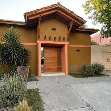 Casa de Categoría en Los Carolinos | 3 Dormitorios   Dependencia | Pileta Climatizada | Cochera para Varios Vehículos | Seguridad 24 hs