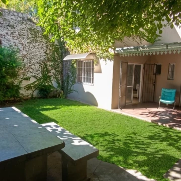 Venta de Casa 3 ambientes con patio y cochera en Lujan centro