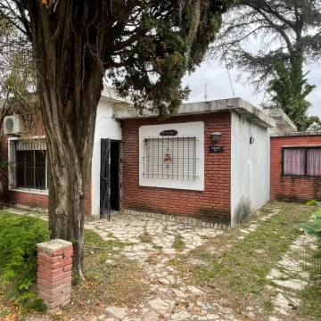 Casa 4 ambientes a reciclar con terreno de 340 metros