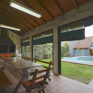 VENTA CASA 4 AMBIENTES APTA CREDITO C/ PISCINA, QUINCHO Y GARAGE. DON BOSCO.