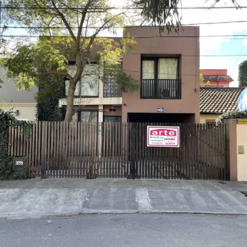 casa en venta en lujan apto credito hipotecario con patio pileta y cochera