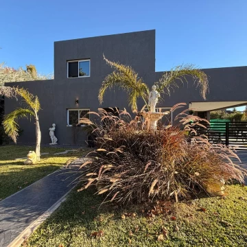 Casa moderna con tres dormitorios y pileta