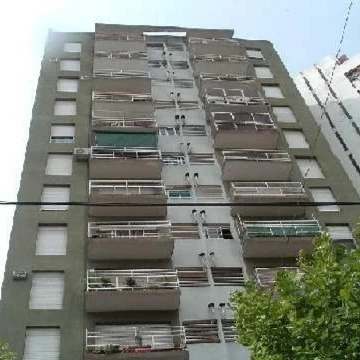 DPTO.  2 AMB. A 1/2 CUADRA DE AV. DE MAYO Y 4 DE LA ESTACION