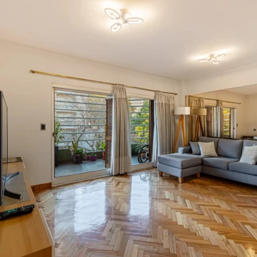 Venta de piso de 4 ambientes con dos cocheras en Flores Norte.
