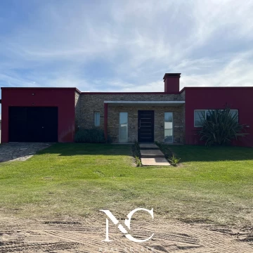 Casa en venta en Costa Esmeralda, con gas natural