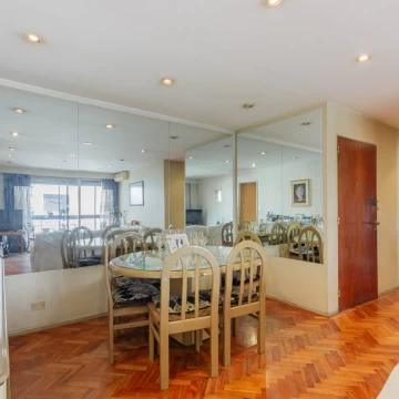 DEPARTAMENTO PISO de 5 AMBIENTES RECOLETA CON BALCON Y BAULERA EN VENTA