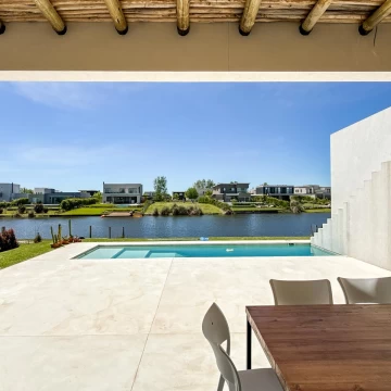 Increíble Casa a la Laguna en Barrio El Naudir