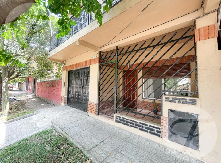 NUEVO VALOR APTO CRÉDITO CASA 4 AMBIENTES CASTELAR SUR SE ACEPTA DEPTO 2 AMBIENTES EN PARTE DE PAGO