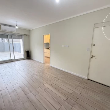 APTO CRÉDITO - Departamento en venta de 3 ambientes con cochera y patio - Villa Ballester