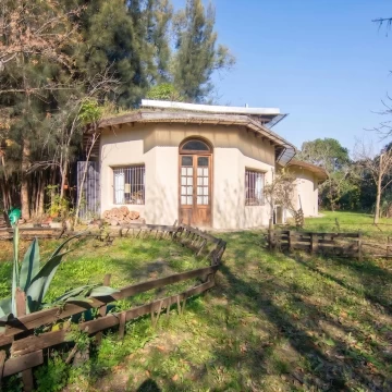 Solida casa de Adobe en lote con posibilidad comercial