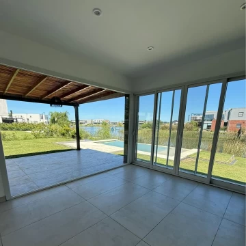 Casa en venta al lago cuatro dormitorios 