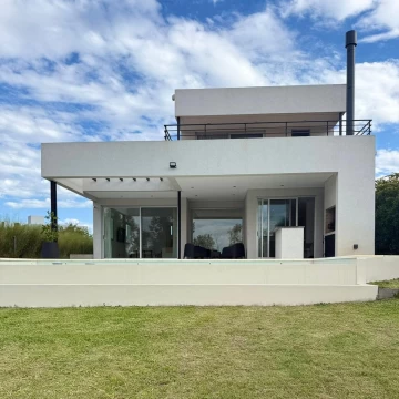 Casa al lago 3 dormitorios mas escritorio en alquiler