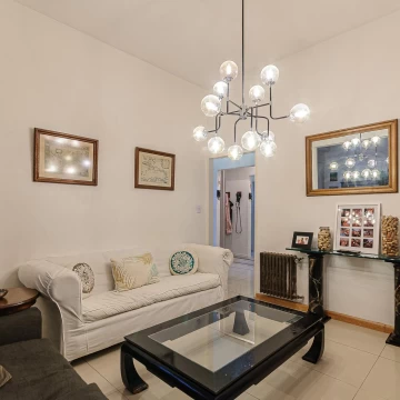 Departamento de 5 ambientes con cocina reciclada. Cochera – Recoleta