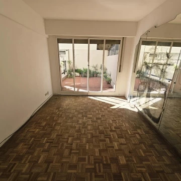 Departamento de dos ambientes y patio en Congreso