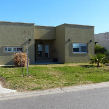 Venta de Casa 3 dormitorios y oficina independiente con pileta en San Ramón, Pilar del Este