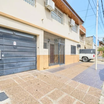 Venta Casa de 5 Ambientes, Quincho, Parrilla, Patio, Cochera en Lomas del Mirador