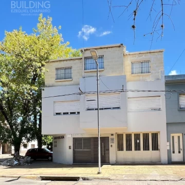 PH a refaccionar de 180 m2 cubiertos, posible división en dos deptos, en venta en La Plata