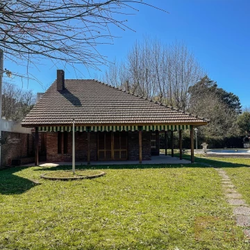 Casa quinta en venta en Hostería, Lujan con Pileta y quincho 