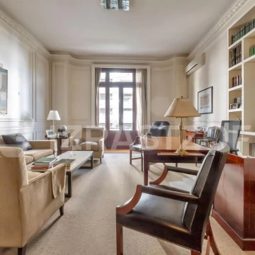 Departamento en edificio Francés  Santa Fe al 900 apto profesional
